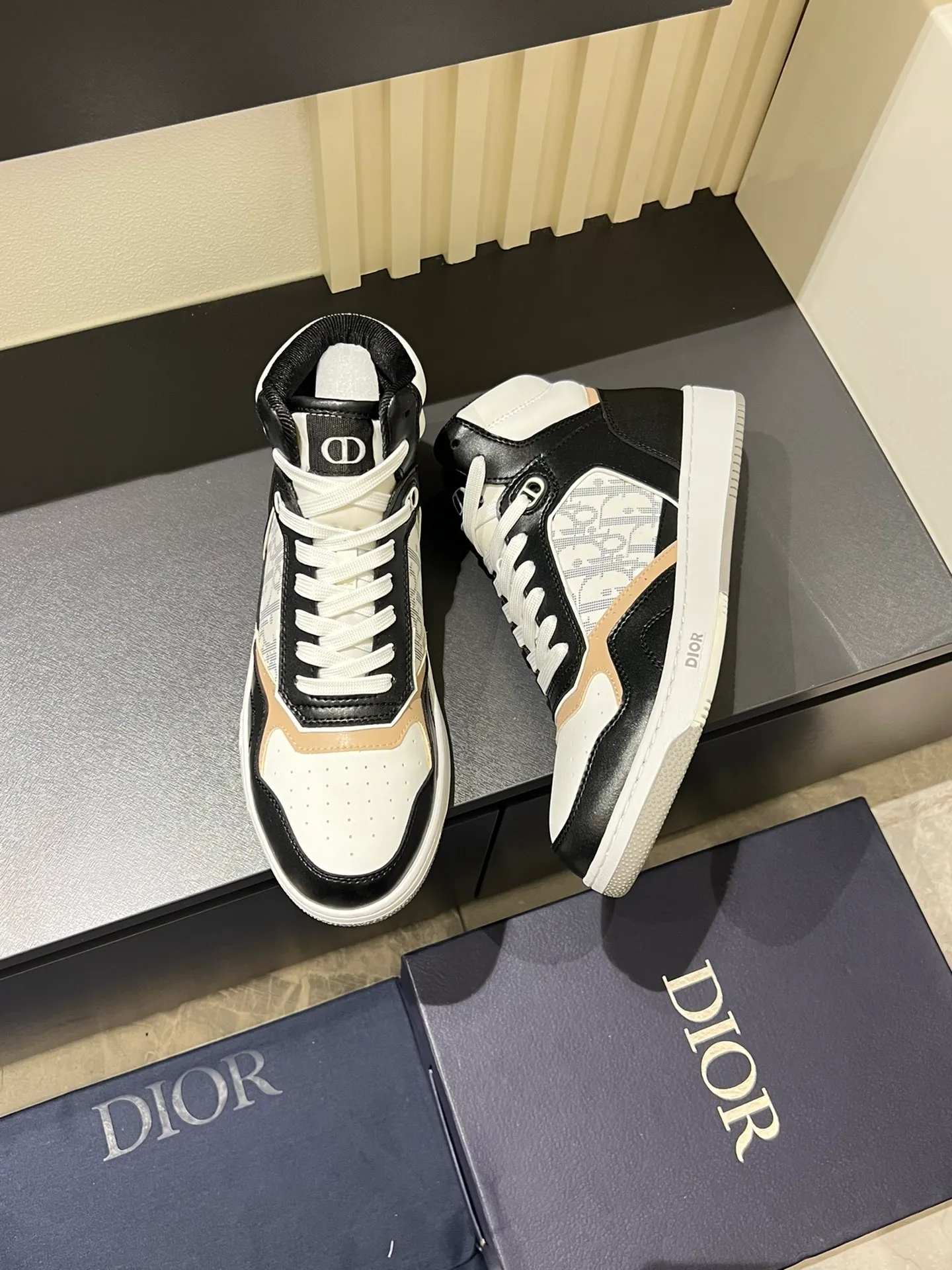 Men's shoes 💰p460 "Dio*" mid-top B27 casual sneakers. This B27 high-top sneaker is a new product in the series and continues Di*r's classic style. Crafted from gray and white smooth calf leather with beige and black Oblique print panels on the sides. The "CD Icon" shaped shoelace eyelets are clever and delicate, and the two-color rubber sole, rear collar and heel are all equipped with the brand's iconic details to enhance the style. Oblique printed straps at the ankle allow for an adjustable fit to complement the overall design. Fashionable and versatile, it can complement any look. Create an exquisite design with unique dynamic vitality and modern atmosphere, presented in low-top and high-top styles. This new must-have shoe adds a new dimension to Dior's archive heritage, embodying modern elegance. Purchase the original version and make it 1:1. If you need top quality, please come to me! Male 38-44!